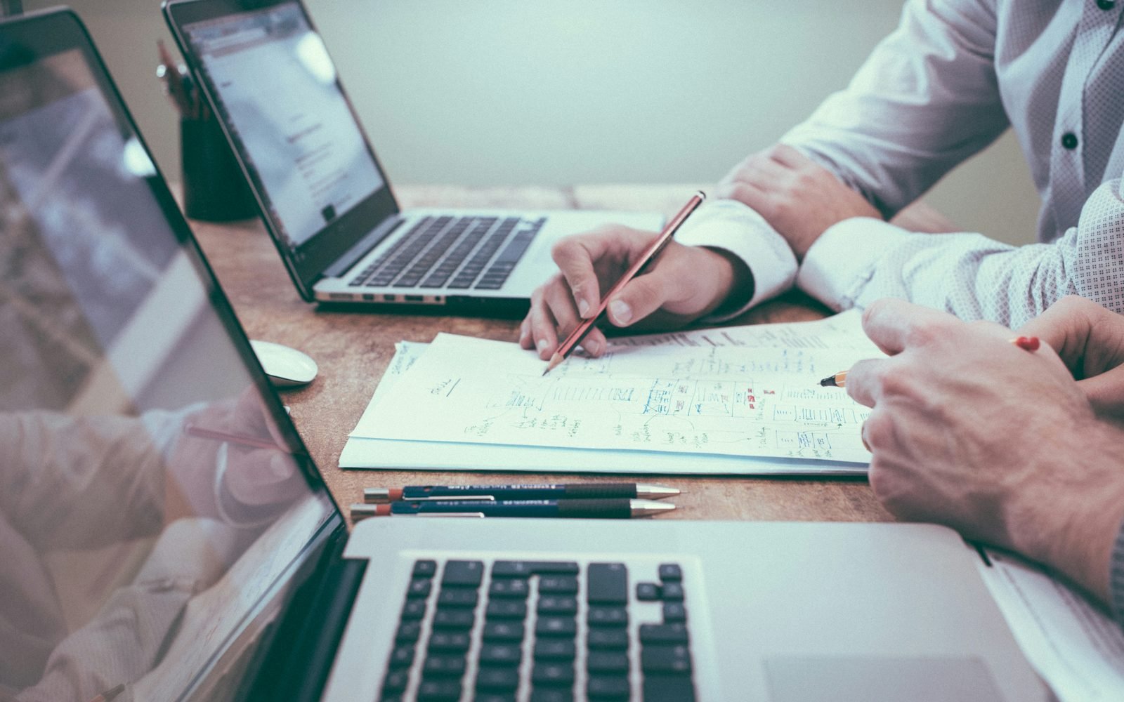 Pessoas reunidas para discutir decisões empresariais