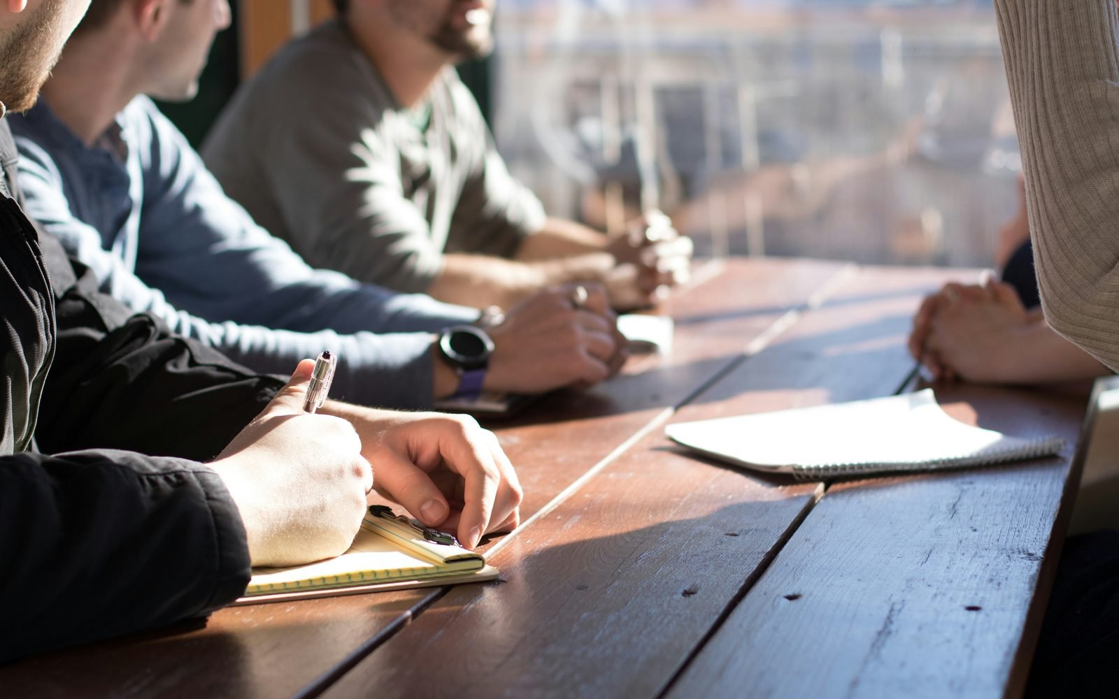 Pessoas reunidas para discutir decisões empresariais