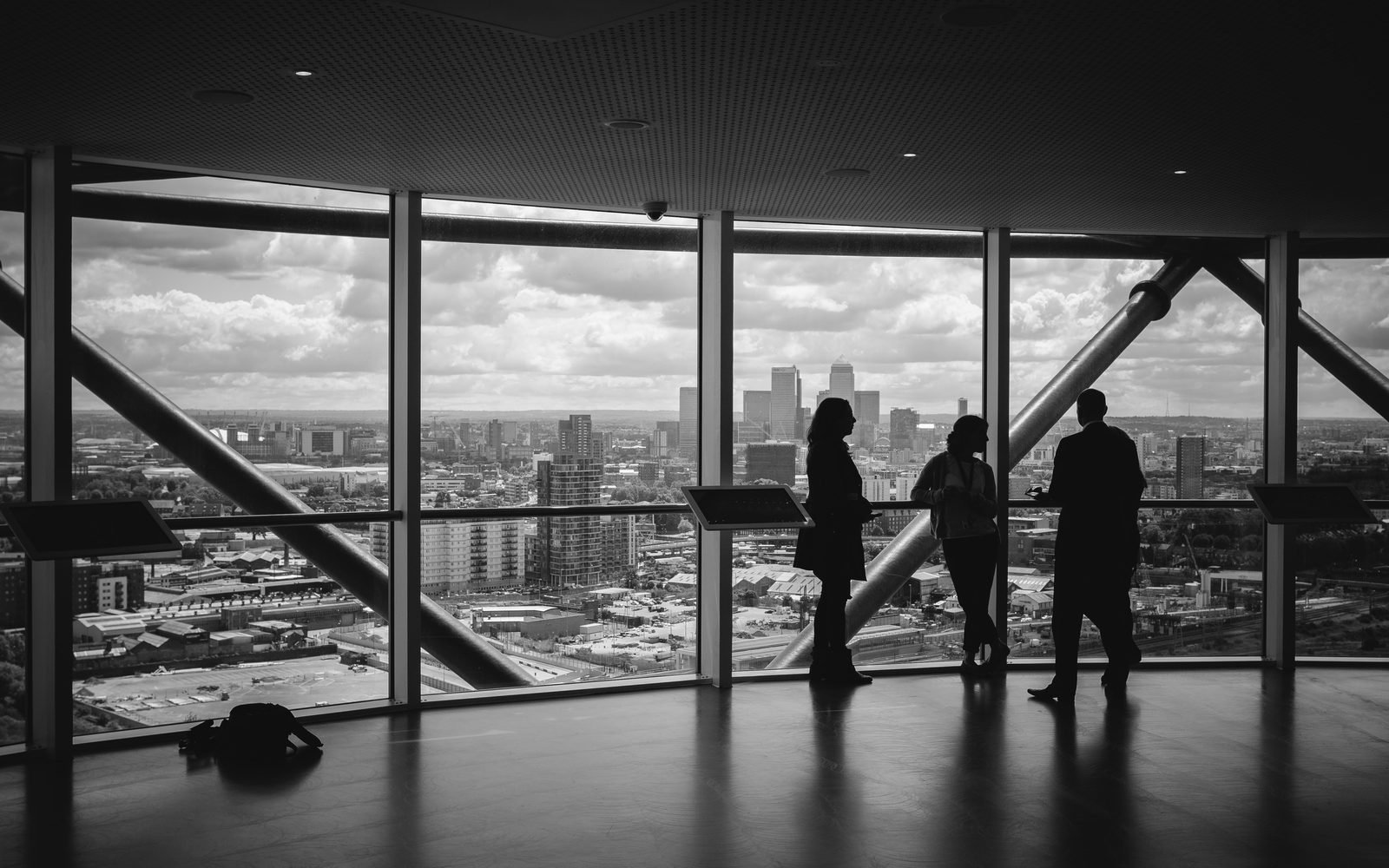 Pessoas reunidas para discutir decisões empresariais