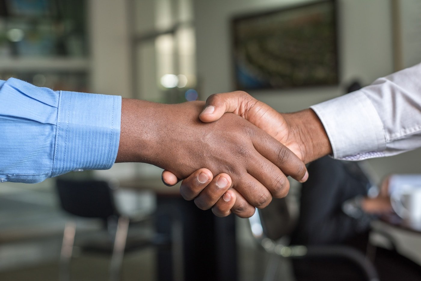 Aperto de mãos durante uma reunião de negócios