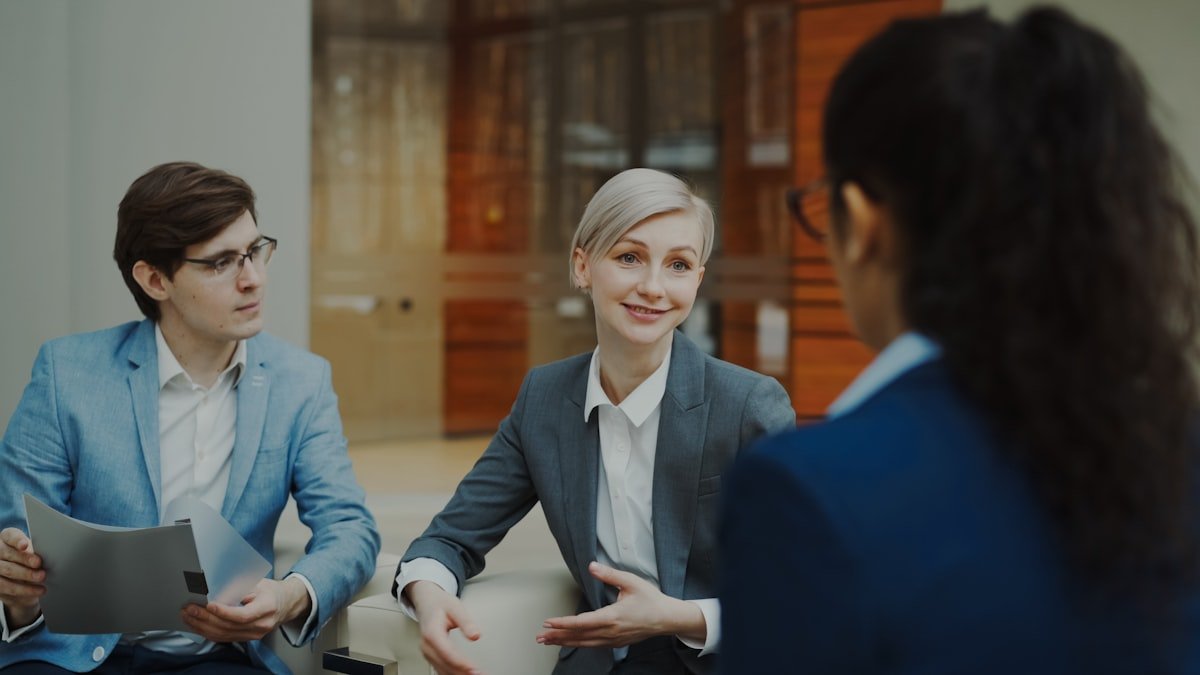 Pessoas reunidas para discutir decisões empresariais