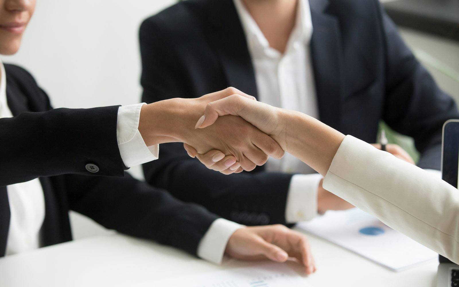 Pessoas reunidas para discutir decisões empresariais